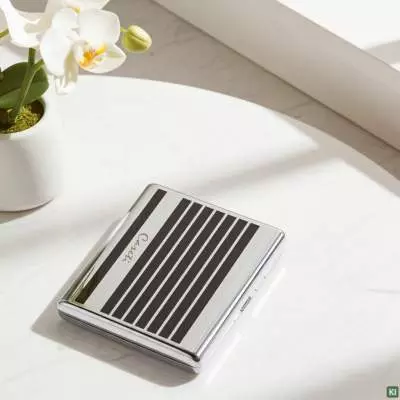 Produktbild: Zigarettenetui Caseti Chrom mit Streifen 18er auf einem Tisch