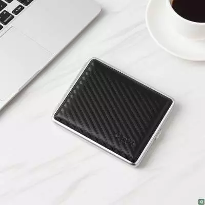 Produktbild: Zigarettenetui Caseti Carbonoptik 18er auf einem Tisch