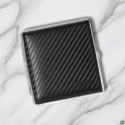 Produktbild: Zigarettenetui Caseti Leder Carbon schwarz 20er auf Marmor