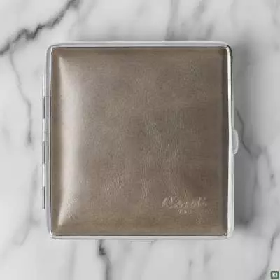 Produktbild: Zigarettenetui Caseti Leder grau 20er auf Marmor