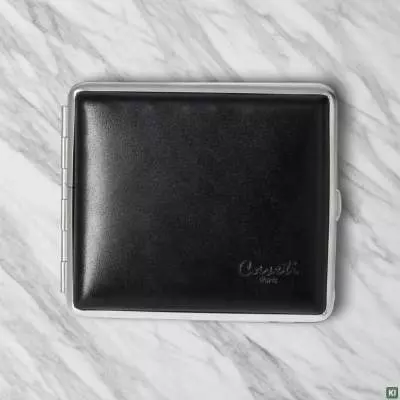 Produktbild: Zigarettenetui Caseti Leder schwarz 18er auf Marmor