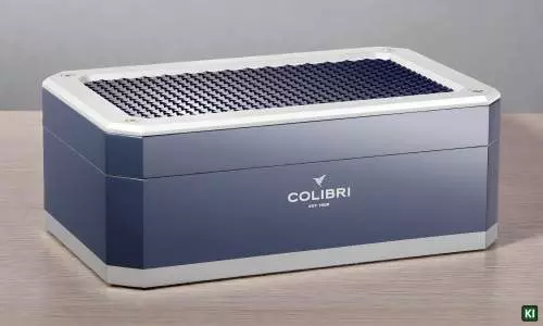 Produktbild: Colibri Humidor Rally blau silber auf dem Tisch
