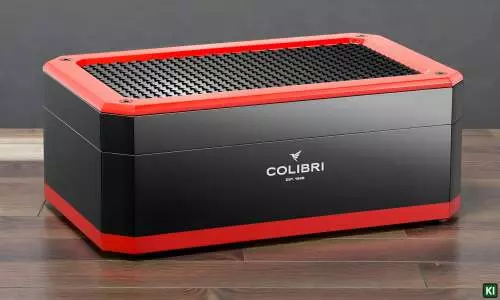 Produktbild: Colibri Humidor Rally schwarz rot auf einem Tisch
