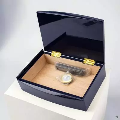 Produktbild: Humidor dunkelblau glänzend ofen auf Sockel