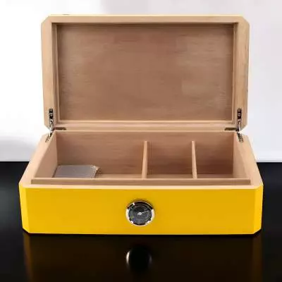 Produktbild: Humidor gelb Pianolack mit Leder schwarz Szene offen