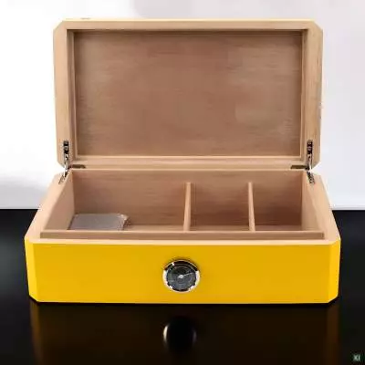 Produktbild: Humidor gelb Pianolack mit Leder schwarz Szene offen