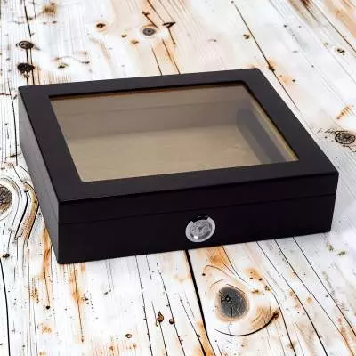 Produktbild: Humidor schwarz matt mit Glasdeckel auf Holz