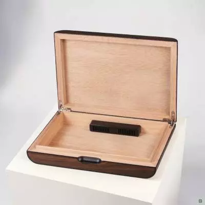 Produktbild: Humidor Walnussdekor matt offen auf einem Sockel