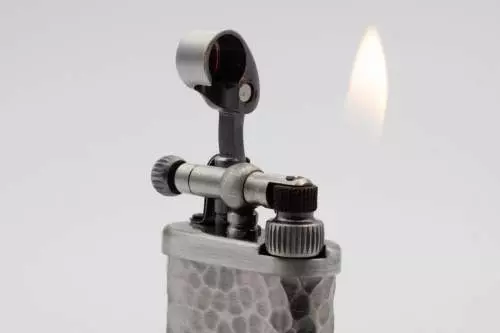 Produktbild: M Corona Old Boy Pfeifenfeuerzeug Zinn gehämmert 64-7717 Flamme