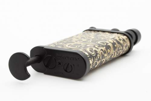 Produktbild: IM Corona Old Boy Pfeifenfeuerzeug schwarz florale Ornamente 64-9535 unten