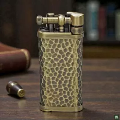 Produktbild: IM Corona Old Boy Messing gehämmert 64-2217 auf einem Tisch