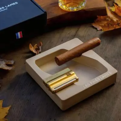 Produktbild: Les Fines Lames DYAD Coyote Tan auf einem Tisch