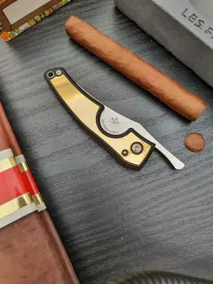 Produktbild: Les Fines Lames Le Petit Gold Arabesque auf einem Tisch