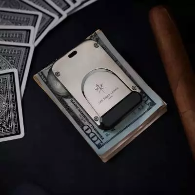 Produktbild: Fines Lames LE TAG Clip Black auf einem Tisch geschlossen