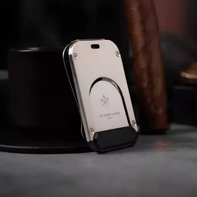 Produktbild: Fines Lames LE TAG Clip Black auf einem Tisch stehend