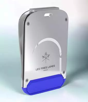 Produktbild: Fines Lames LE TAG Clip Blue Szene stehend