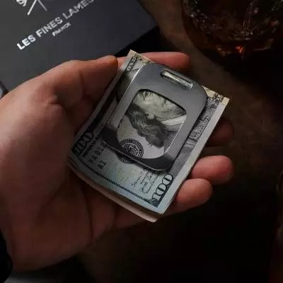 Produktbild: Fines Lames LE TAG Clip mit Geldbündel in der Hand