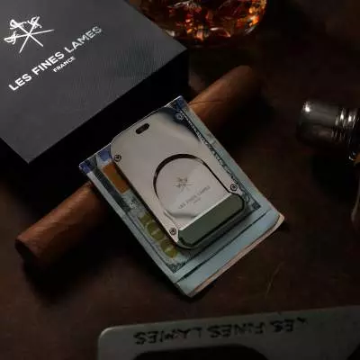 Produktbild: Fines Lames LE TAG Clip OD Green auf einem Tisch stehend