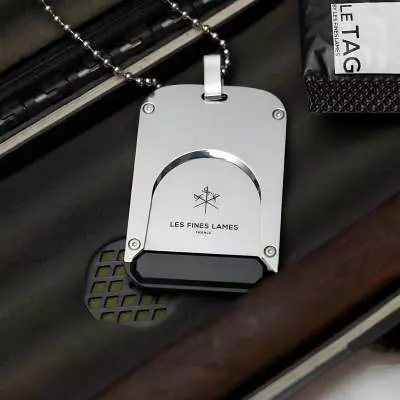 Produktbild: Fines Lames LE TAG T135 Black im Humidor liegend