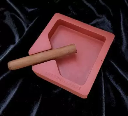 Produktbild: Les Fines Lames MONAD Red Concrete Zigarrenascher mit Zigarre