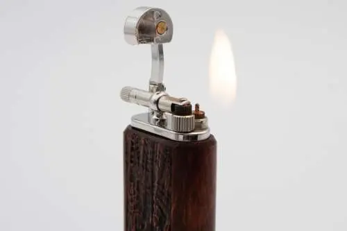 Produktbild: Mastro de Paja Maestro Sandblast Brown - Seitenansicht mit Flamme