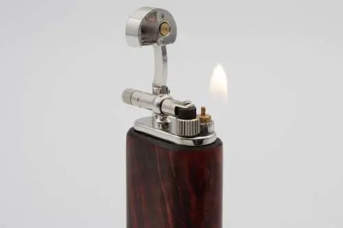 Produktbild: Mastro de Paja Maestro Smooth Burgundy - Seitenansicht mit Flamme