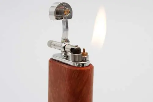 Produktbild: Mastro de Paja Maestro Smooth Light - Seitenansicht mit Flamme