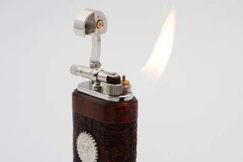 Produktbild: Mastro de Paja Maestro Sole Sandblast Brown - Seitenansicht mit Flamme