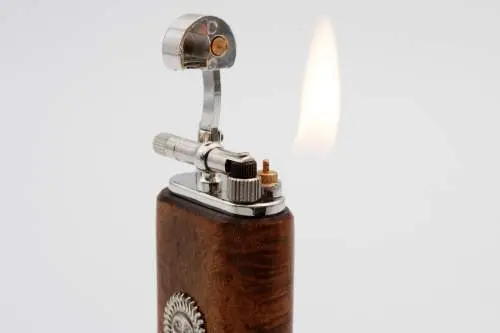 Produktbild: Mastro de Paja Maestro Sole Smooth Brown - Seitenansicht mit Flamme
