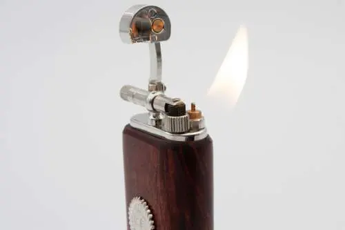 Produktbild: Mastro de Paja Maestro Sole Smooth Burgundy - Seitenansicht mit Flamme