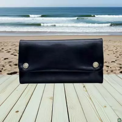 Produktbild: Original Kavatza Classic Deluxe TR01CR Leder schwarz Tabaktasche am Strand