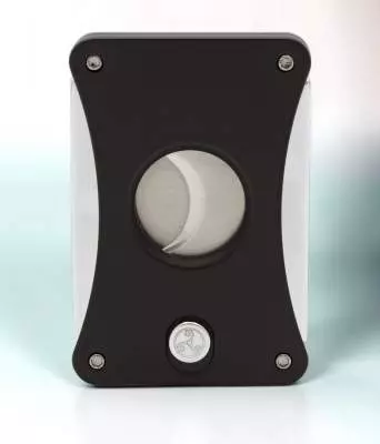 Produktbild: Rattray's Heavy Harry Black-Chrome Zigarrencutter im Licht