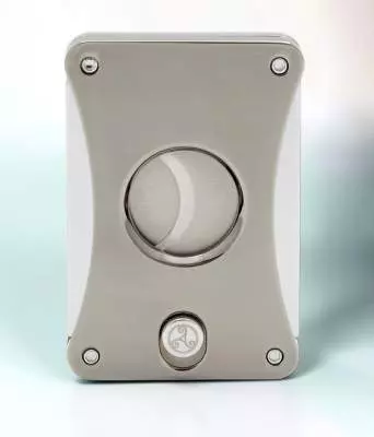 Produktbild: Rattray's Heavy Harry Gun-Chrome Zigarrencutter im Licht