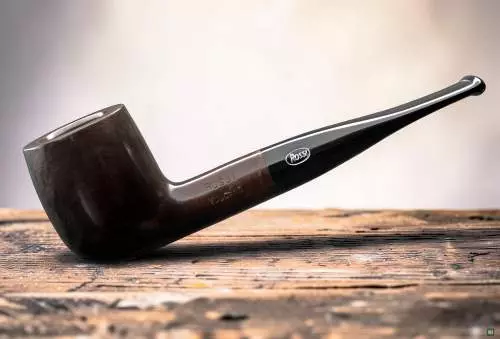 Produktbild: Rossi Pfeife Vulcano Black 106 auf einem Tisch