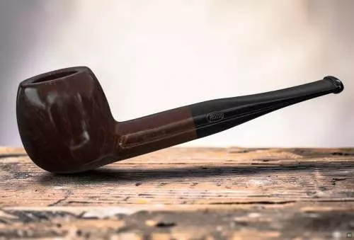Produktbild: Rossi Pfeife Vulcano Black 207 auf einem Tisch
