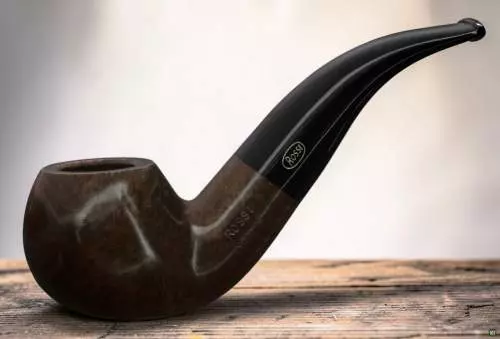 Produktbild: Rossi Pfeife Vulcano Black 642 auf einem Tisch