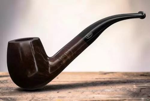 Produktbild: Rossi Pfeife Vulcano Black 670 auf einem Tisch