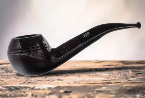 Produktbild: Rossi Pfeife Vulcano Black 673 auf einem Tisch