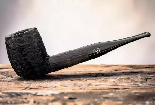 Produktbild: Rossi Pfeife Vulcano Rustic 128 auf einem Tisch