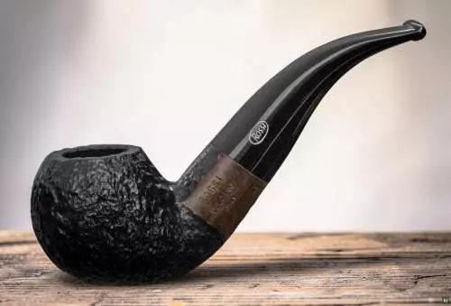 Produktbild: Rossi Pfeife Vulcano Rustic 642 auf einem Tisch