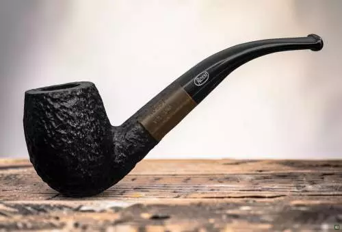 Produktbild: Rossi Pfeife Vulcano Rustic 670 auf einem Tisch