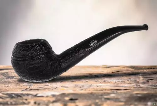 Produktbild: Rossi Pfeife Vulcano Rustic 673 auf einem Tisch