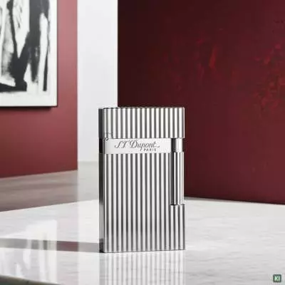 Produktbild: S.T. Dupont Ligne 2 silber guillochiert im Raum