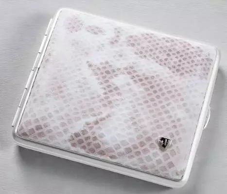 Produktbild: Zigarettenetui vom Hofe Leder Schlange nocchia mit Chromrand 18er auf einem Tisch