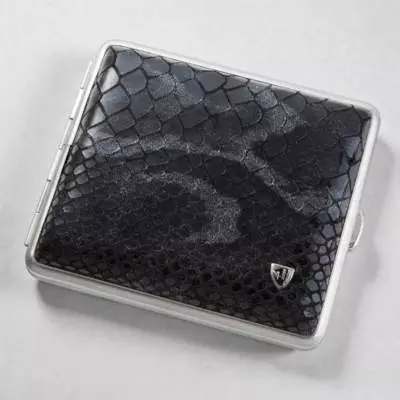 Produktbild: Zigarettenetui vom Hofe Leder Schlange schwarz mit Chromrand 18er auf einem Tisch