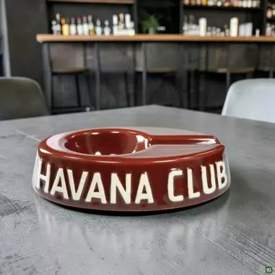 Produktbild: Havana Club Egoista Burgundy Zigarrenascher Szene