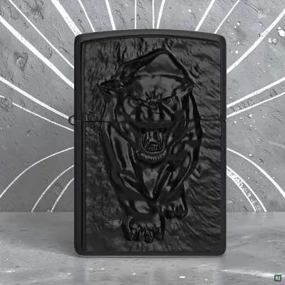 Produktbild: Zippo 2008206 Black Panther Black Matte mit schwarzem Metallemblem Szene