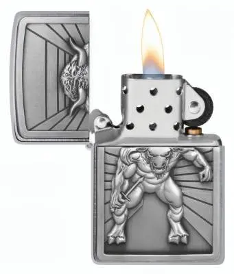Produktbild: Zippo 2008234 Minotaur Brushed Chrome mit Minotaur-Emblem offen mit Flamme