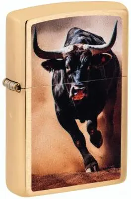 Produktbild: Zippo 60007820 Bull Brushed Brass mit heranstürmendem schwarzem Stier und großen Hörnern