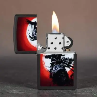 Produktbild: Zippo 60007821 Warrior 2 Black Matte mit Samurai-Krieger im Mondlicht Szene